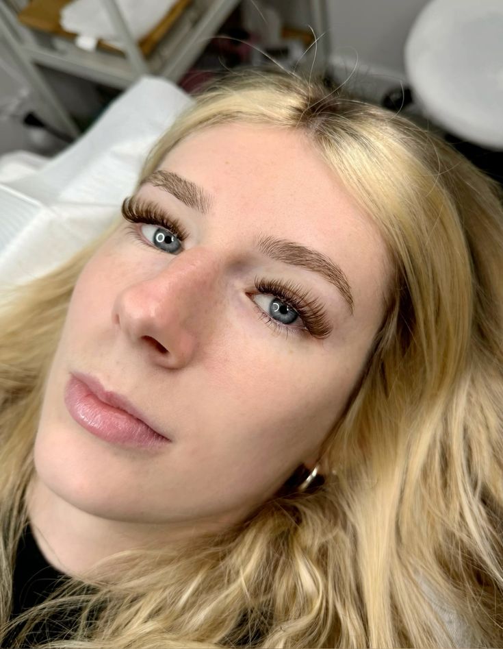 Hybrid Lashes With Brown Extensions