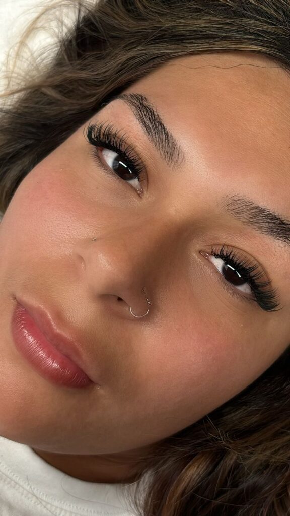 Pretty woman on Hybrid Lash Extensions