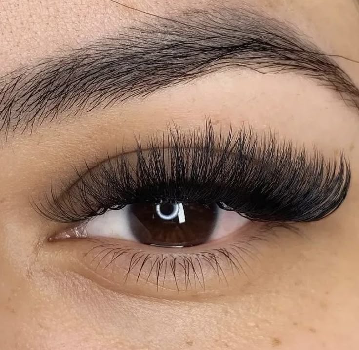 Clustered-Effect Strip Lashes