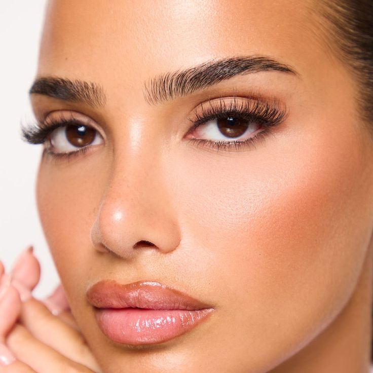Glue-On Lashes and Seamless Results