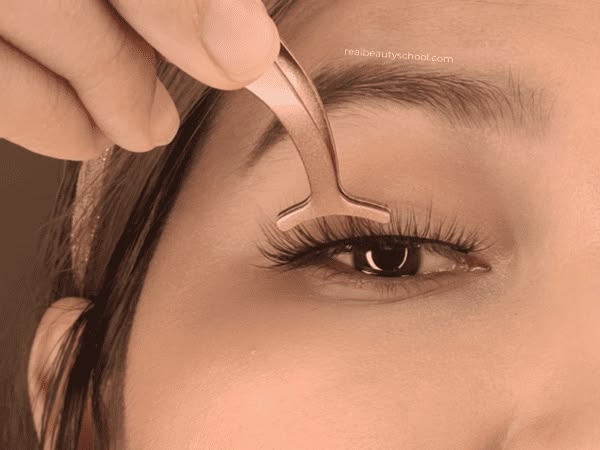 How to Apply Magnetic Lashes With Eyeliner