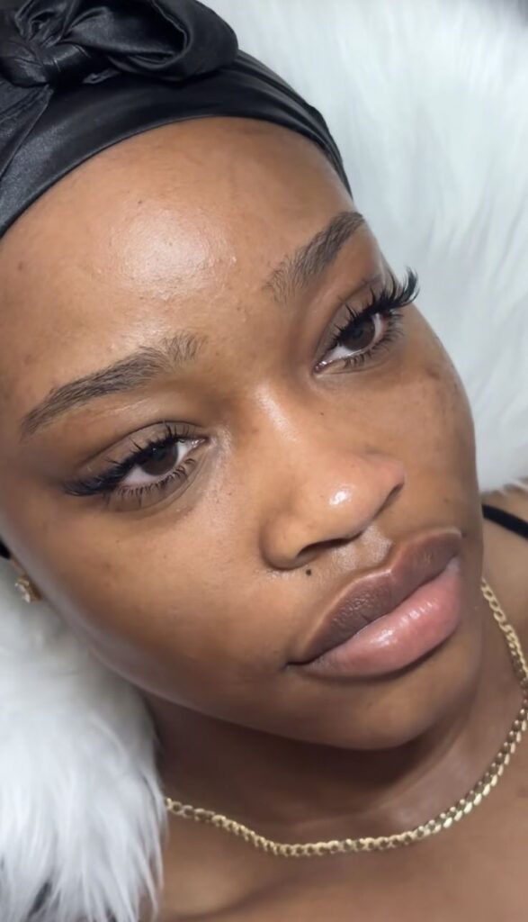 Natural Lash Strips With a Fine Band