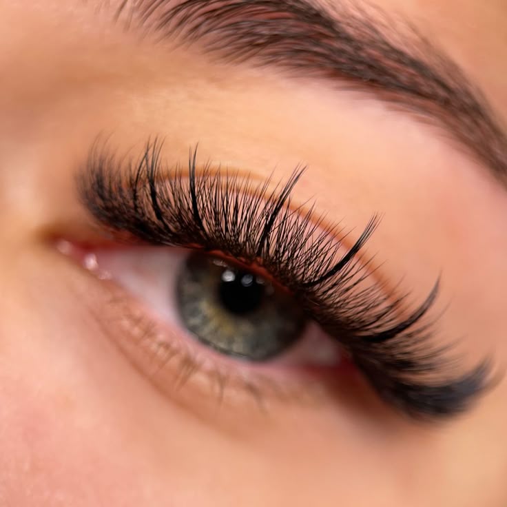 Wispy Lashes Create a Softer, Feathered Finish