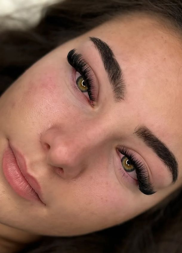 Cat-Eye vs Doll-Eye for Almond Eyes